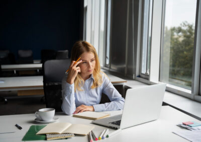 Psykisk arbejdsmiljø kan sætte sig fysisk – hud, hårtab og hormonelle reaktioner