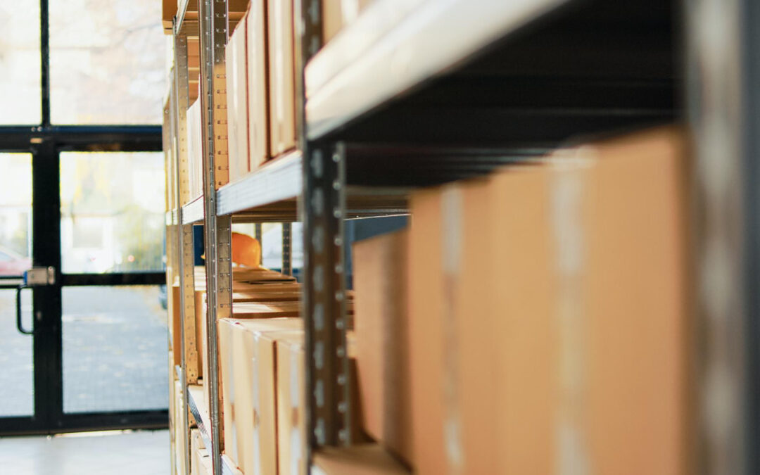 Rodet kontor, stresset medarbejder – Sådan skaber fleksibel opbevaring bedre arbejdsforhold