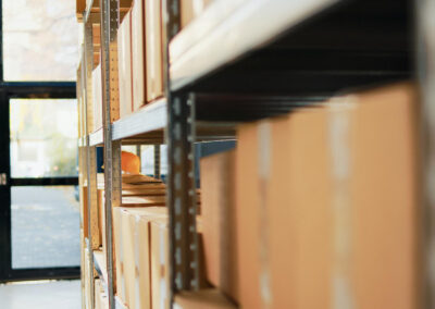 Rodet kontor, stresset medarbejder – Sådan skaber fleksibel opbevaring bedre arbejdsforhold