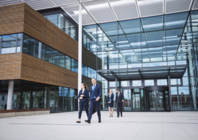 Valget af erhvervsbyggeri: En sammenligning mellem fleksible teltløsninger og faste stålkonstruktioner