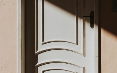 Praktiske løsninger til hjemmet – dørstopper og knagerække i træ