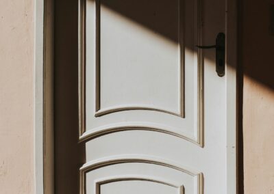 Praktiske løsninger til hjemmet – dørstopper og knagerække i træ