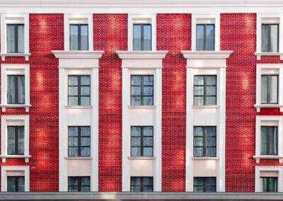 Facadebeklædning: Design, holdbarhed og arbejdsmiljø i samspil